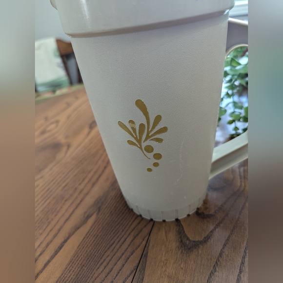 Vintage Tupperware Beige 2 Quart Push Button Pitcher And 3 Tumblers. - Picture 9 of 9